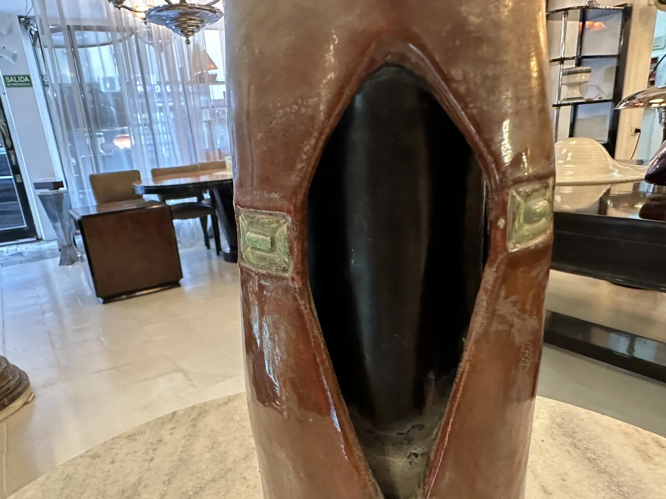 Nahaufnahme einer alten Keramik mit einzigartigen Details und Texturen in einem modernen Umfeld.