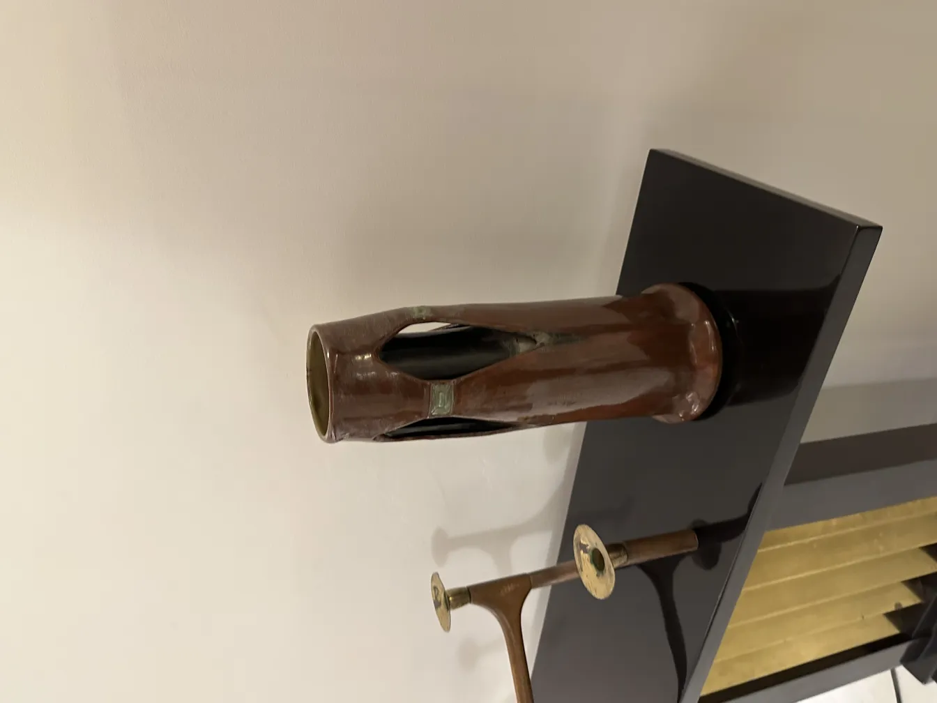 Vaso di ceramica antica con un design decorativo attraente