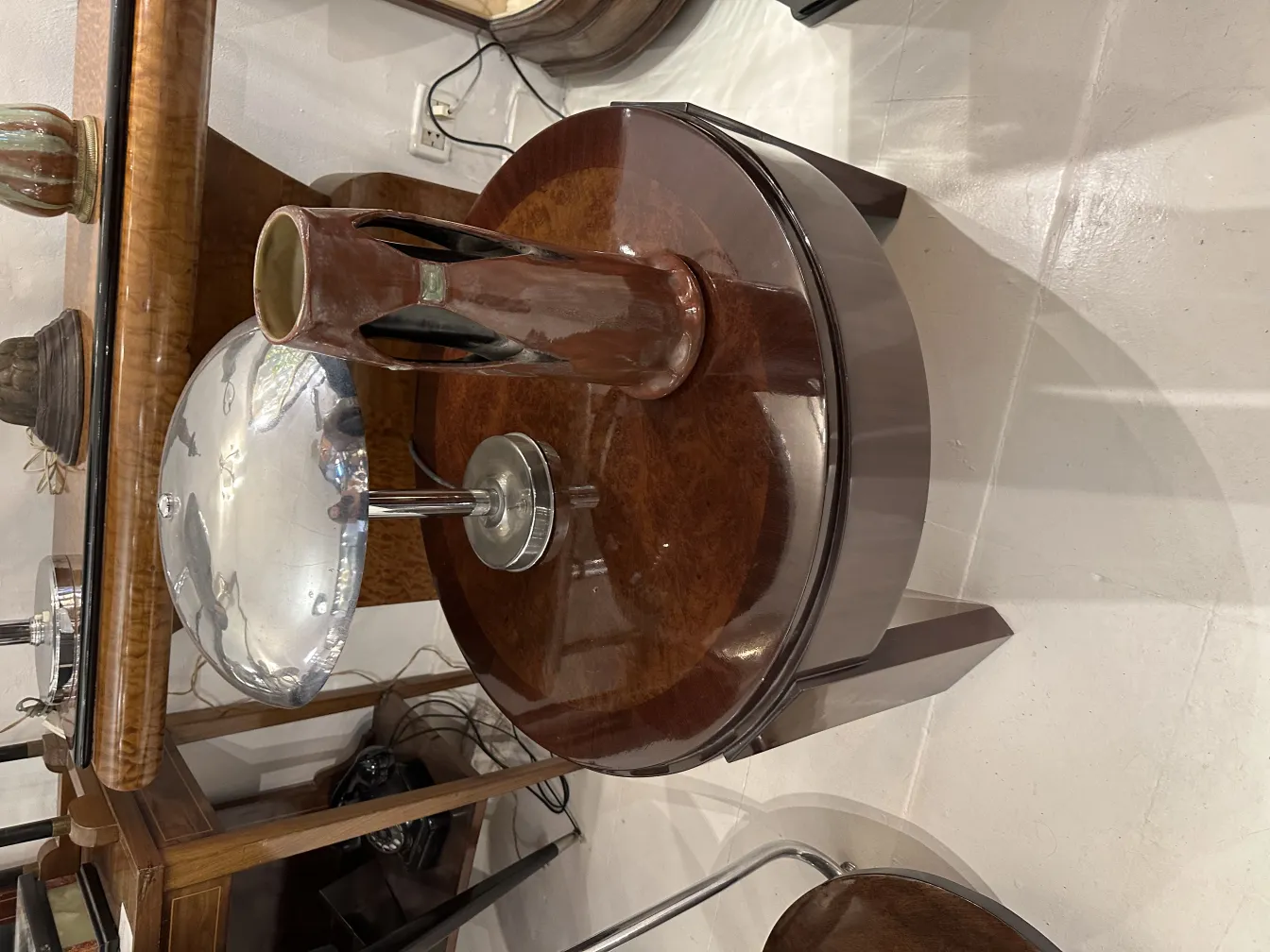 Vaso di ceramica antica con base, sfondo chiaro, decorazione artigianale.