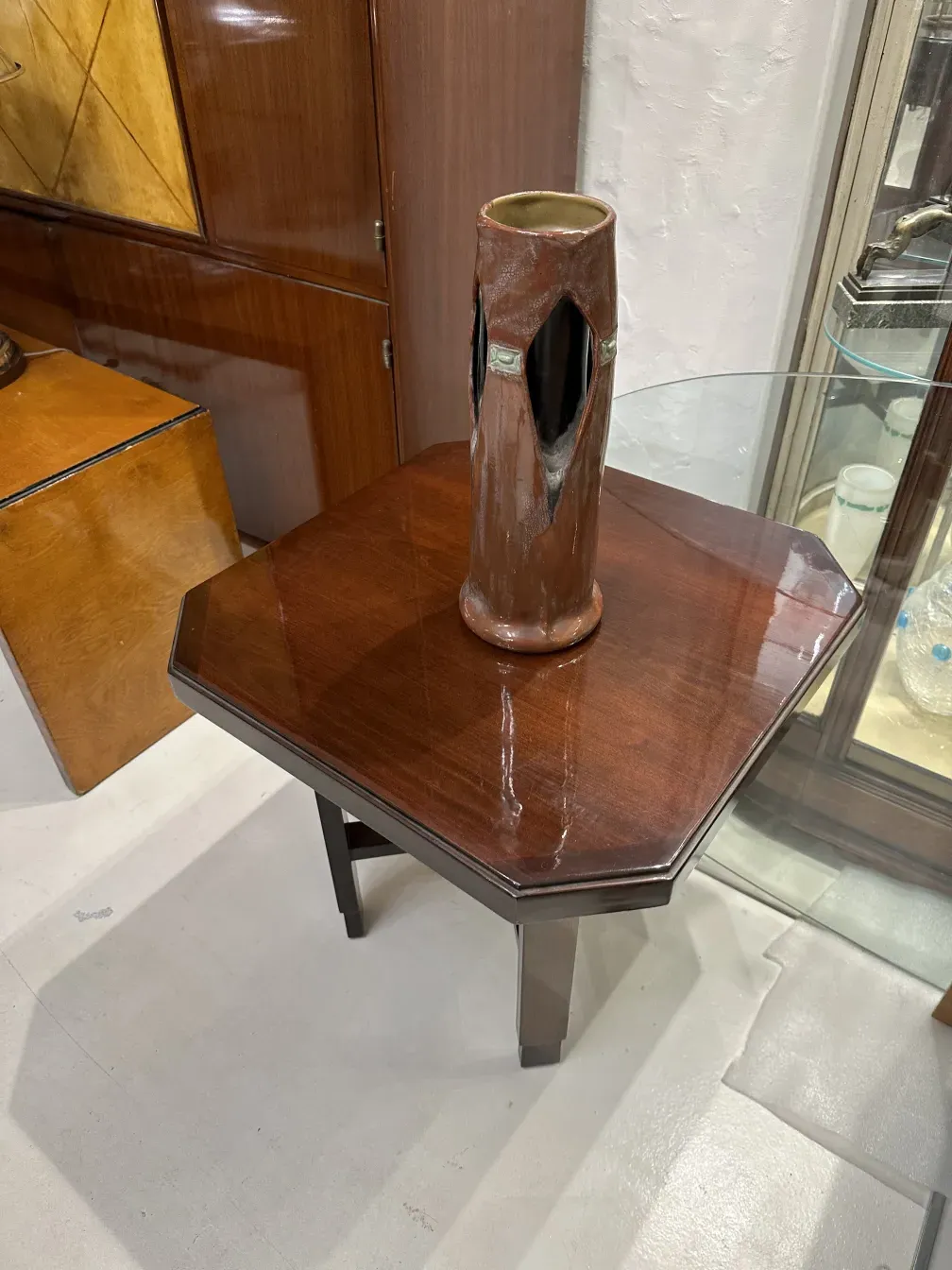 Antike Keramikfigur von Julius Dressler auf einem Holztisch.