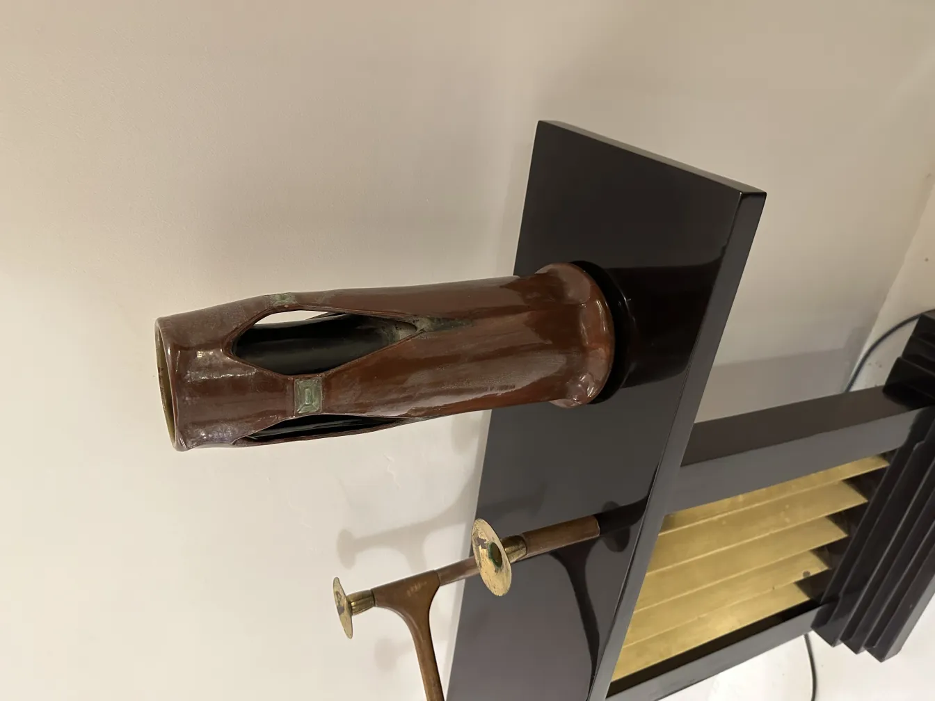 Ceramica antica decorativa con aperture uniche nel design.