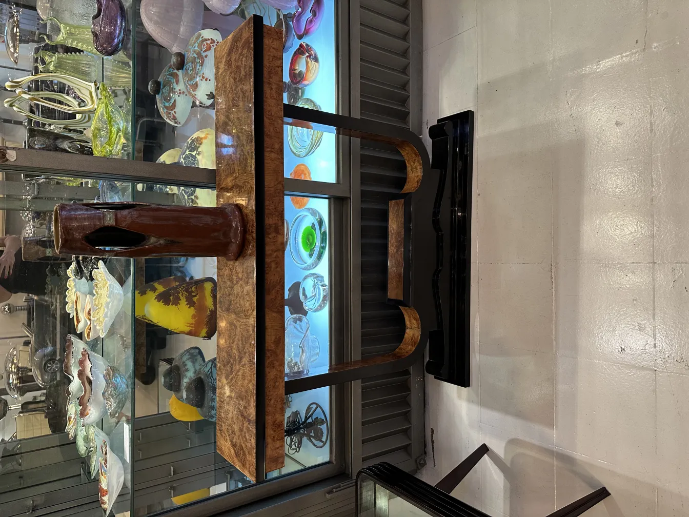 Cerâmica decorativa antiga em um ambiente acolhedor, com formas únicas.