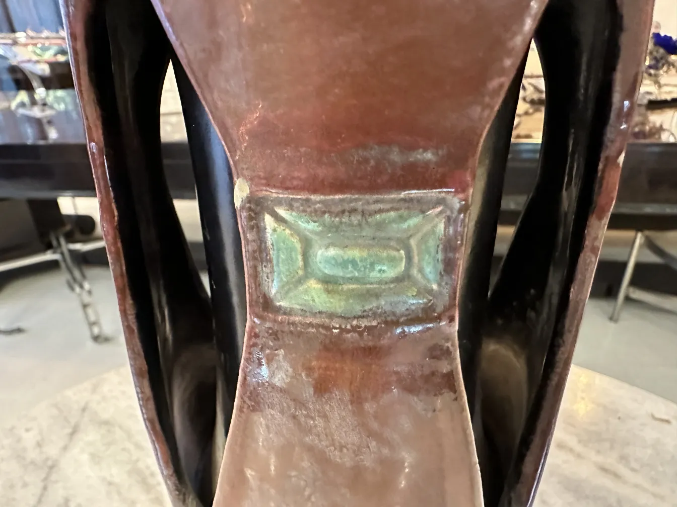 cerâmica antiga com detalhes coloridos e formas elegantes