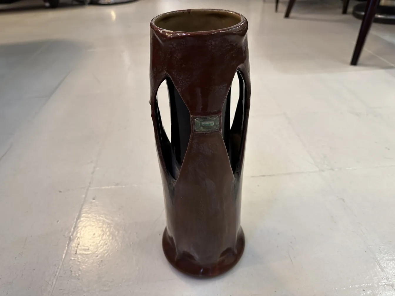 Alte dekorative Keramikvase in braunen Tönen mit eleganter Form auf einer hellen Oberfläche
