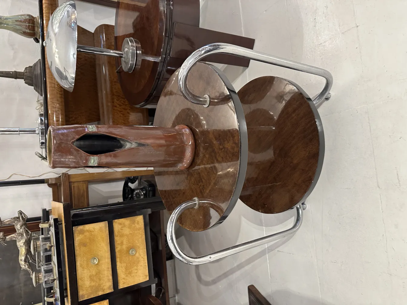 Vaso de cerâmica antiga com design artesanal e detalhes decorativos, ambiente elegante.