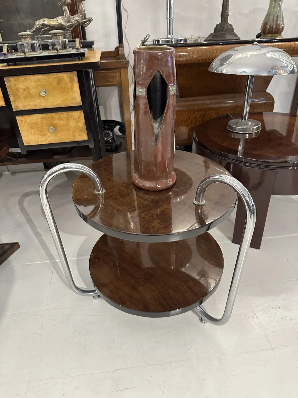 Vase en céramique ancienne avec une forme unique et des détails verts.
