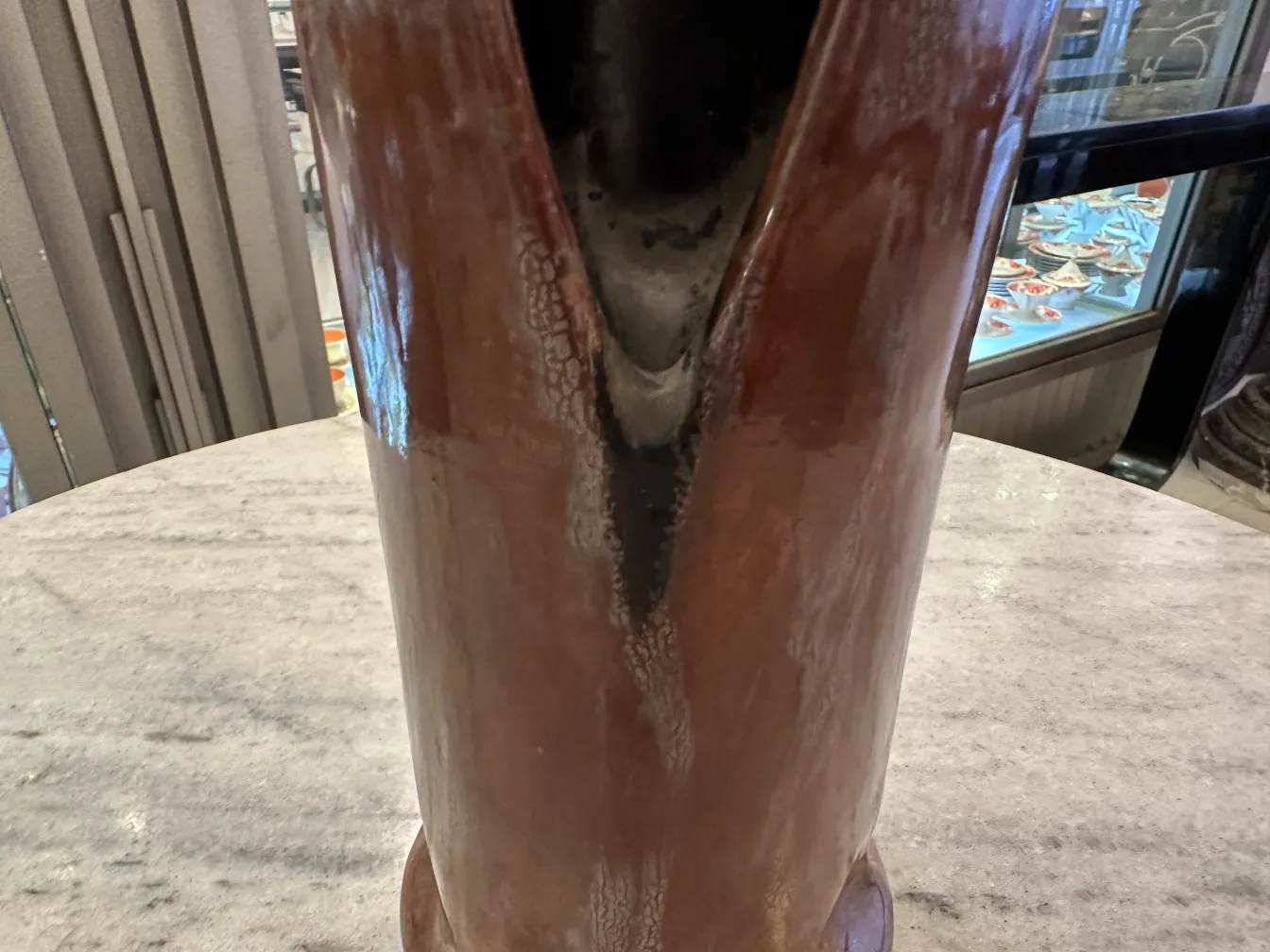 Vaso in ceramica antica con finitura marrone e nera.