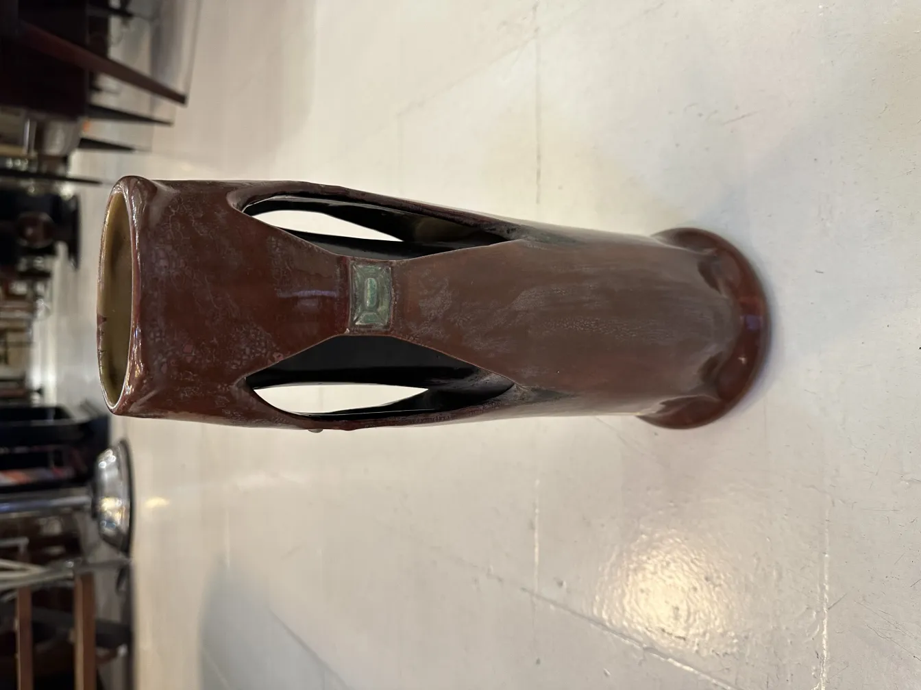 装飾的な切り欠きのある古い陶器の花瓶、エレガントな環境。