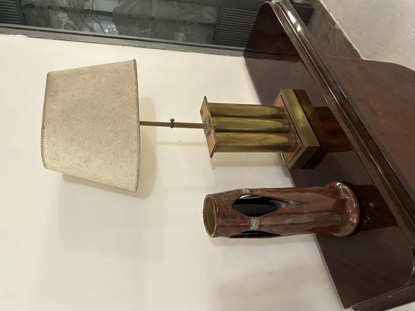 cerámica antigua con formas elegantes y decoración encantadora