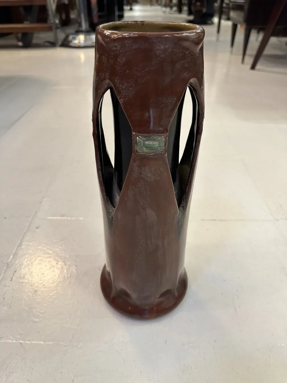 Antike Keramik mit exklusivem Design von Julius Dressler, in Braun und Schwarz.