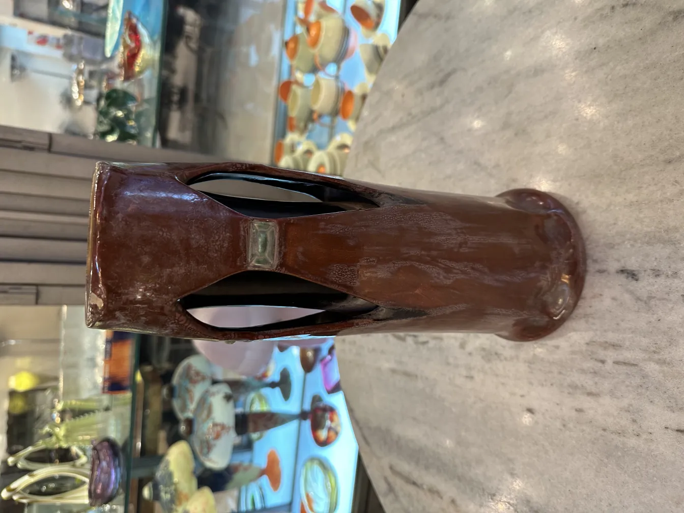 古老的装饰陶瓷，带有开放的细节，呈棕色。