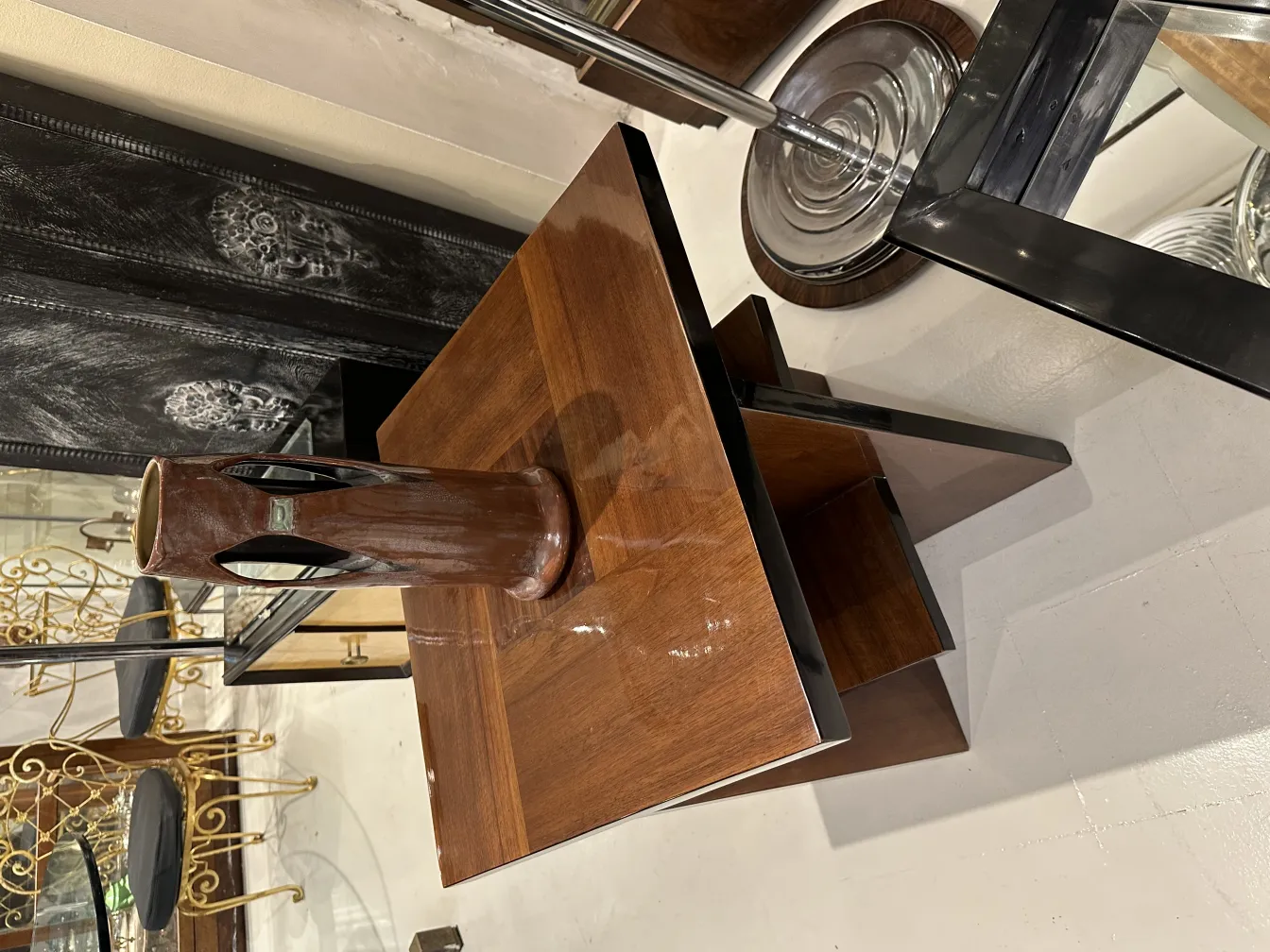 Antike Keramikkaraffe mit dekorativen Details und elegantem Hintergrund.