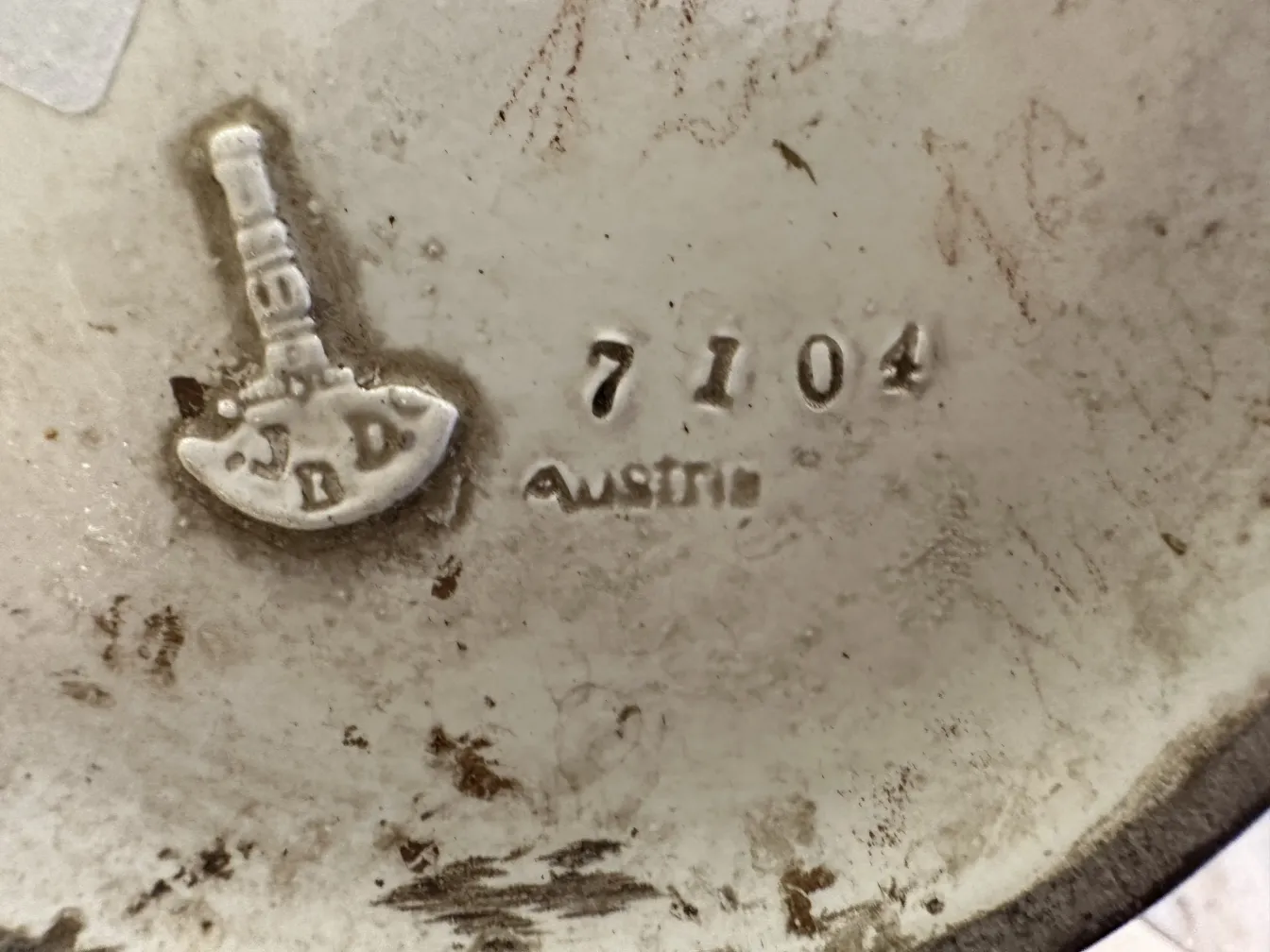 Detail einer antiken Keramik mit Inschrift auf der Unterseite.