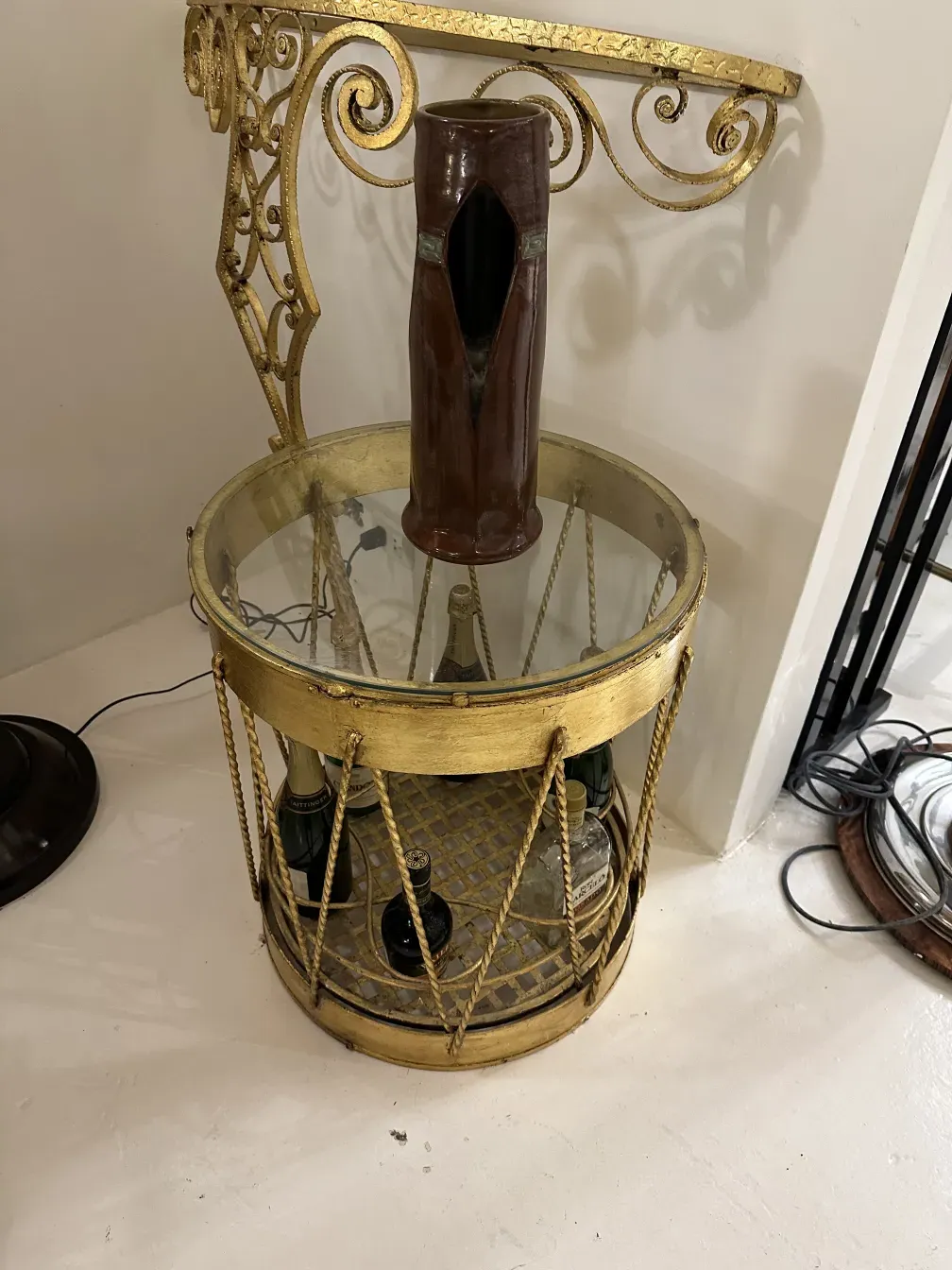 Ancienne céramique de Julius Dressler avec une forme stylisée, dans un cadre élégant.