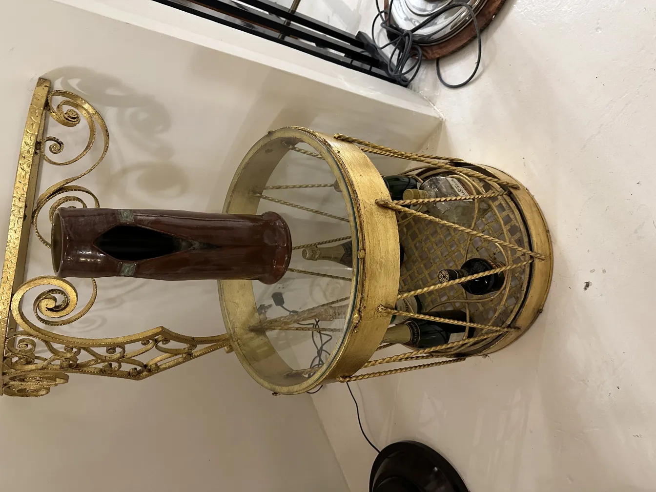 Vaso de cerâmica antiga em uma mesa com base dourada.