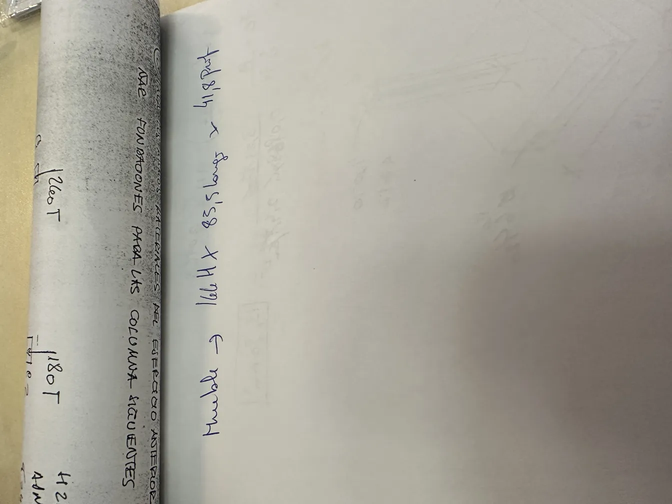 Antike Keramik mit detaillierten künstlerischen Designs.