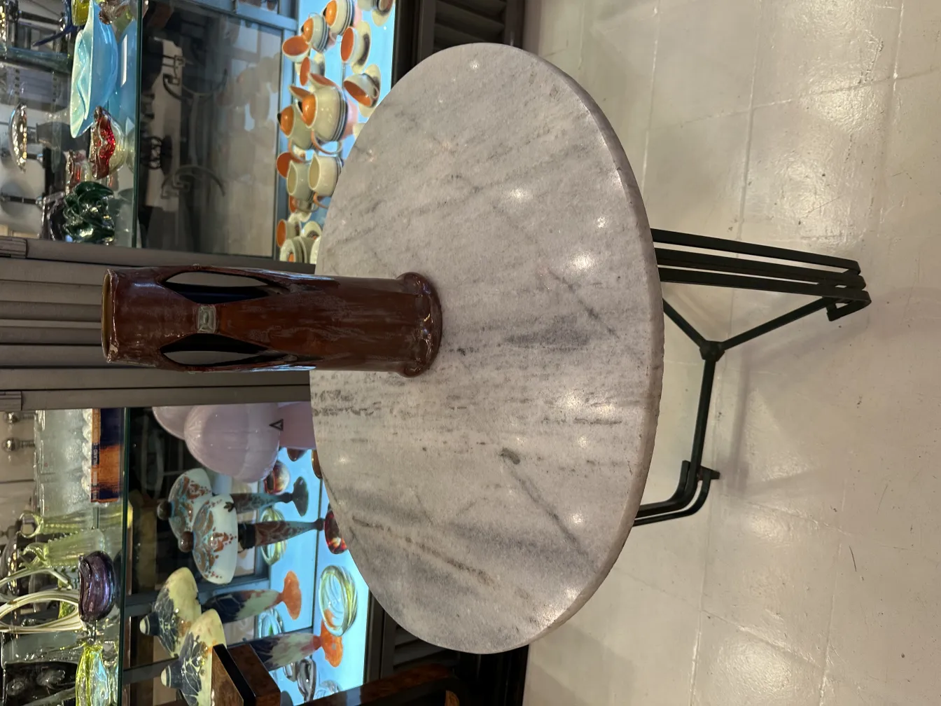 Antike Keramikvase mit einzigartigem Design, elegantes Ambiente.