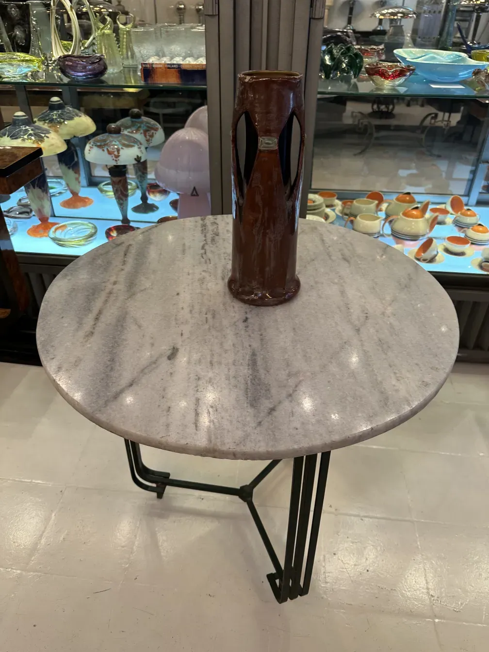 Vue d'une céramique antique sur une table avec un fond brillant