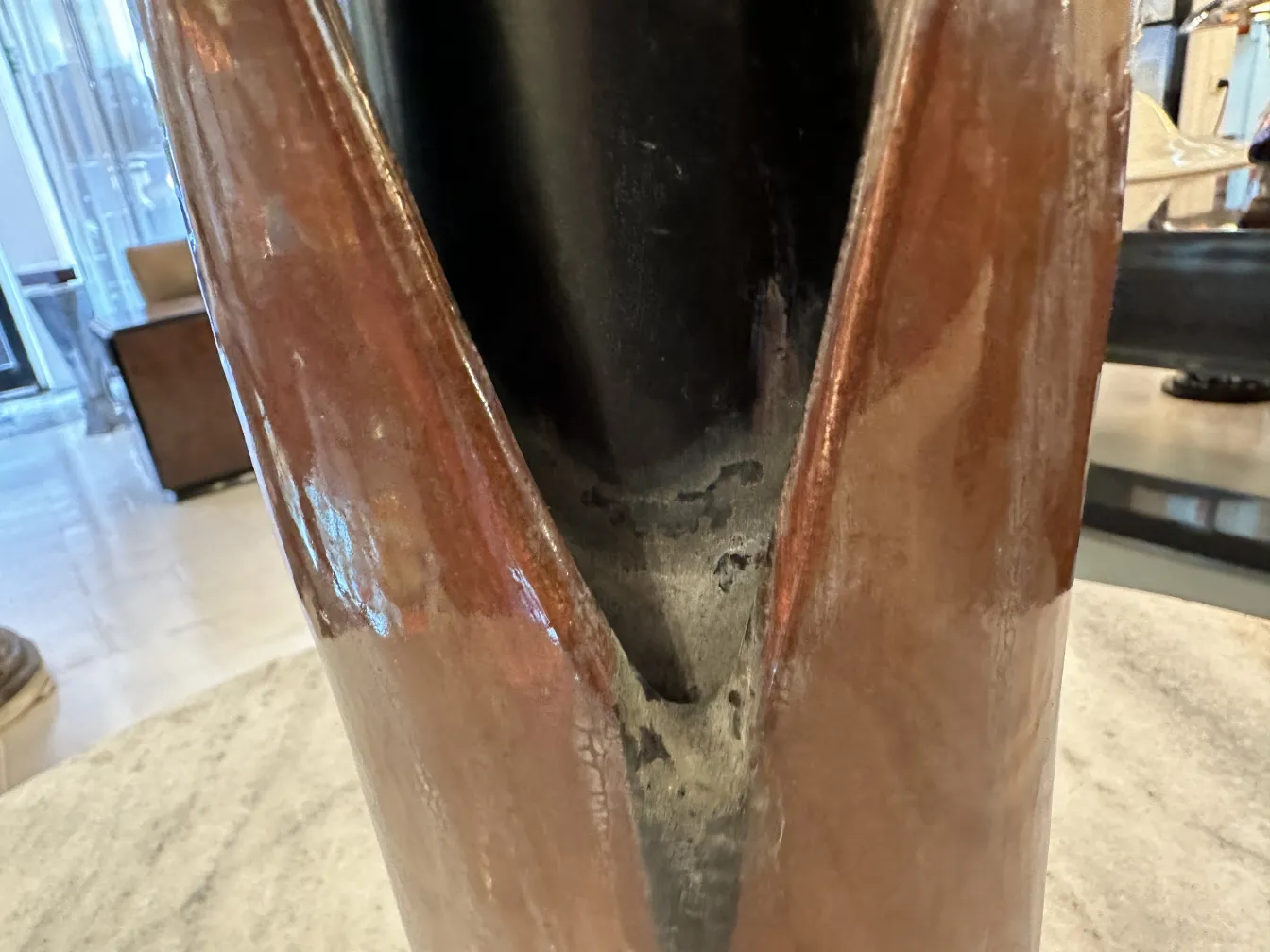 Декоративная антикварная керамика с блестящей отделкой, элегантная обстановка.