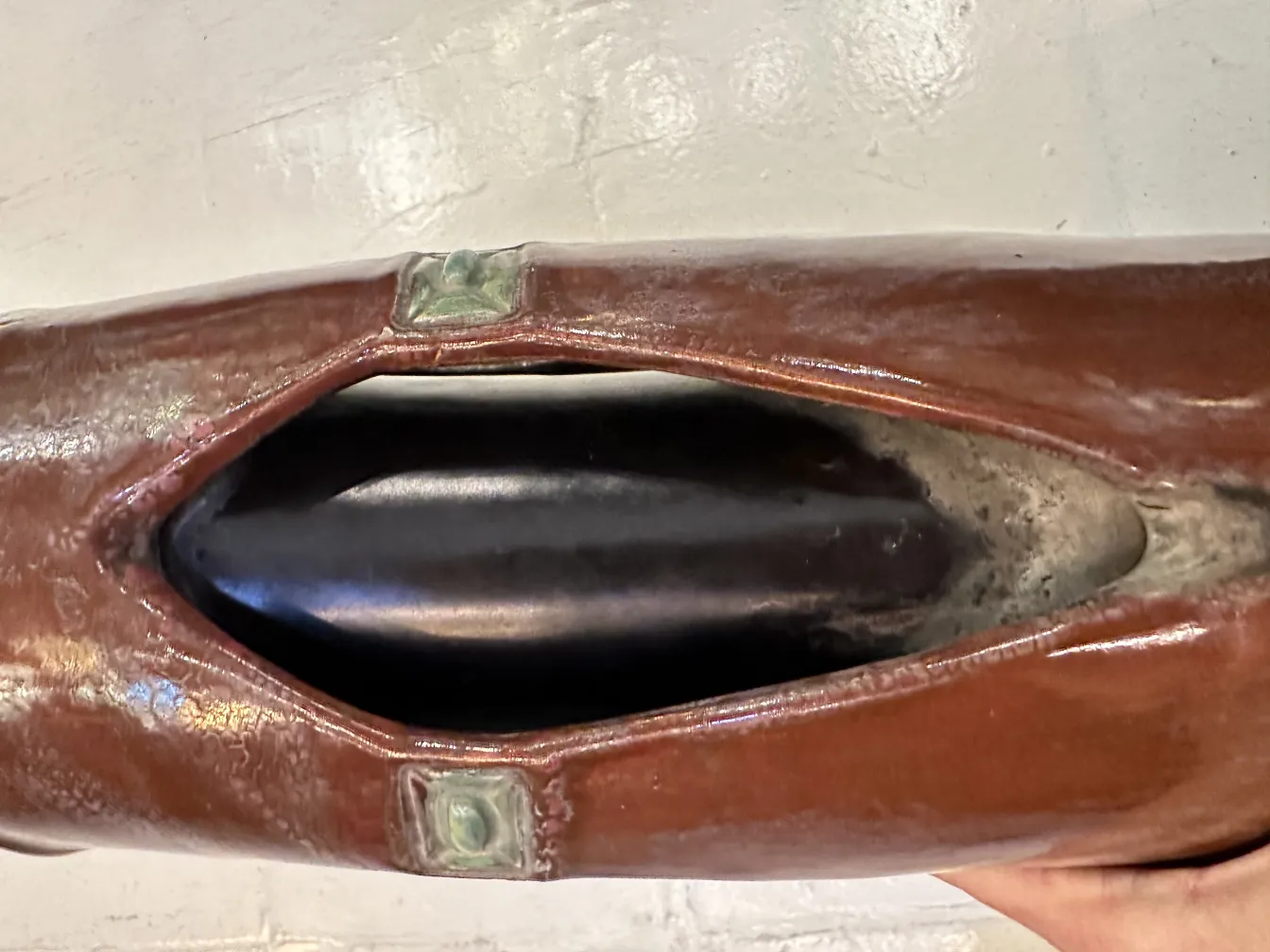 Escultura cerâmica antiga com design único e brilho