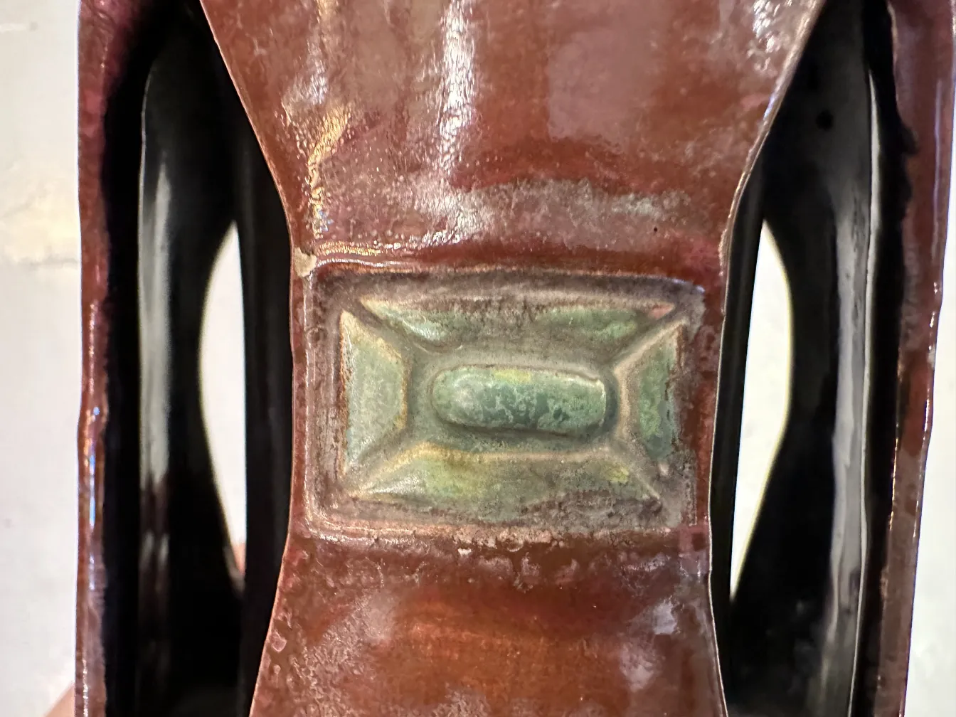 Céramique ancienne avec finition brillante, détails artisanaux et design coloré