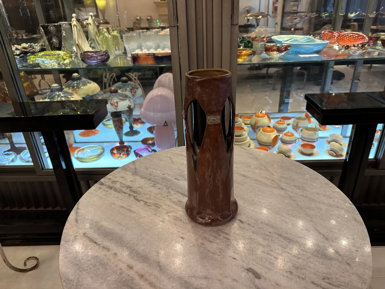 Luxueuse céramique ancienne avec des détails décoratifs