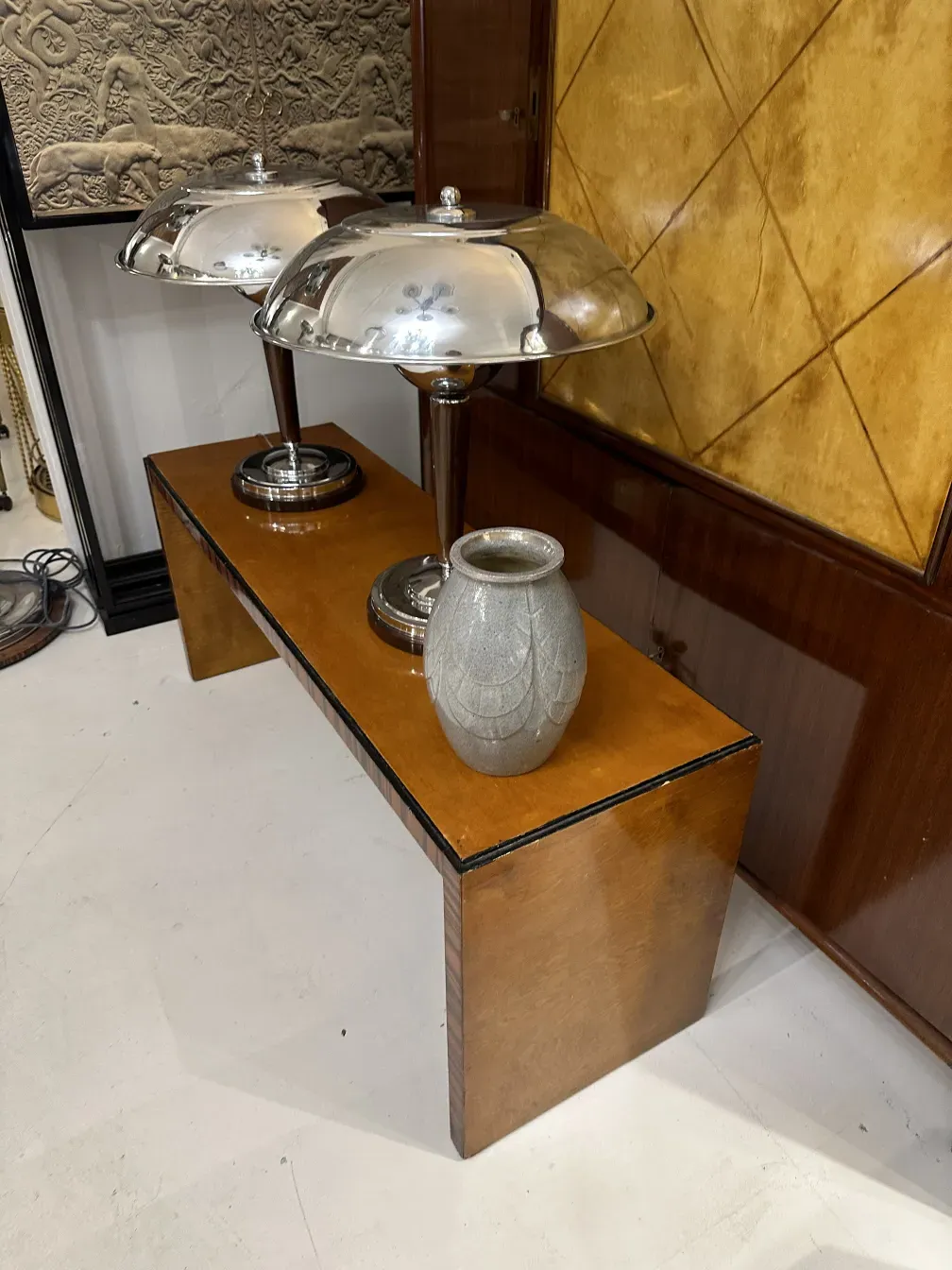 Hermosa cerámica antigua decorativa en un ambiente elegante