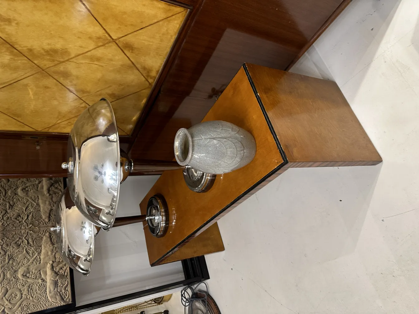 Vase en céramique ancienne avec un design élégant sur une table en bois