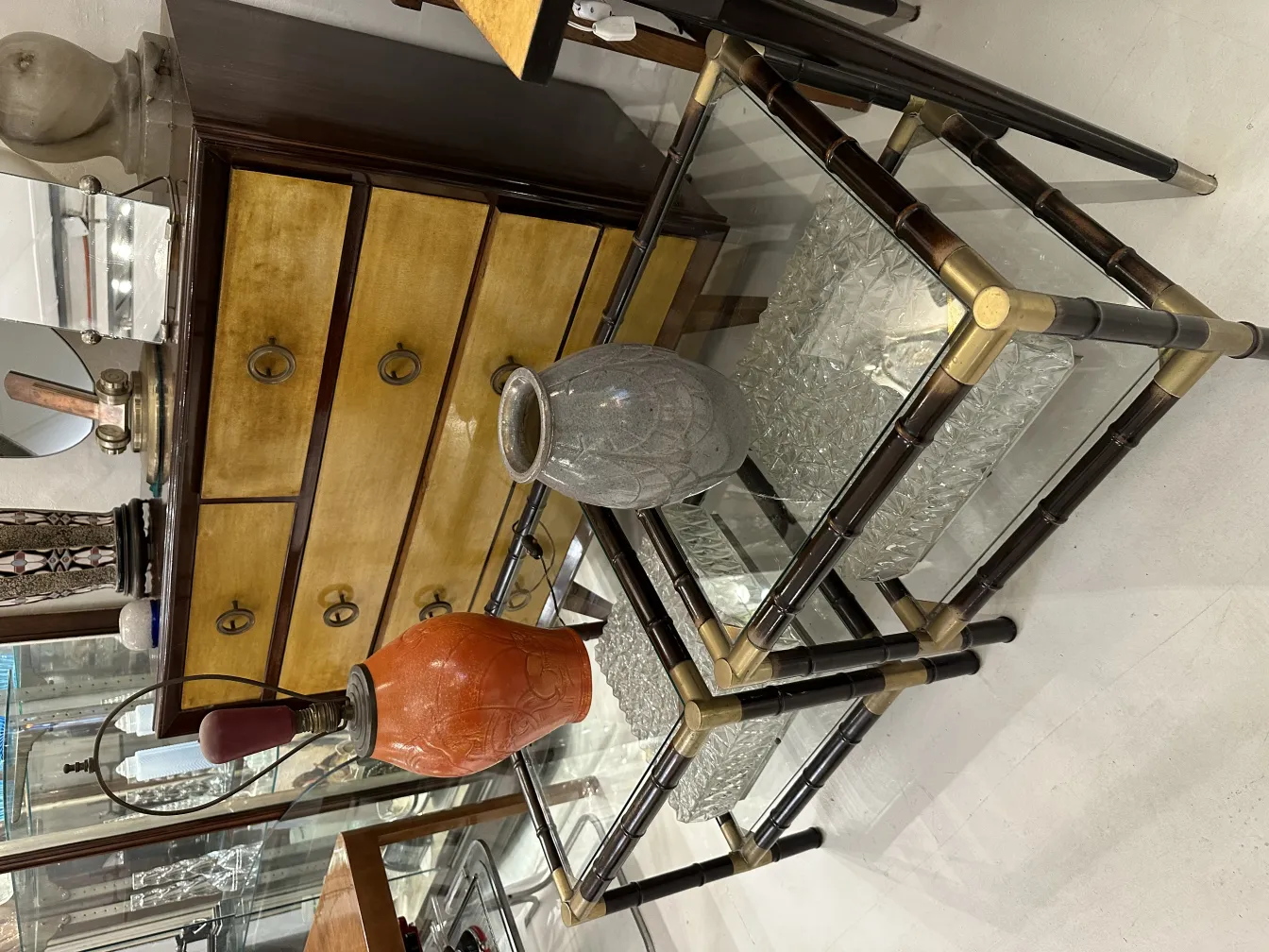 Dos jarrones de cerámica antigua en un estante decorativo