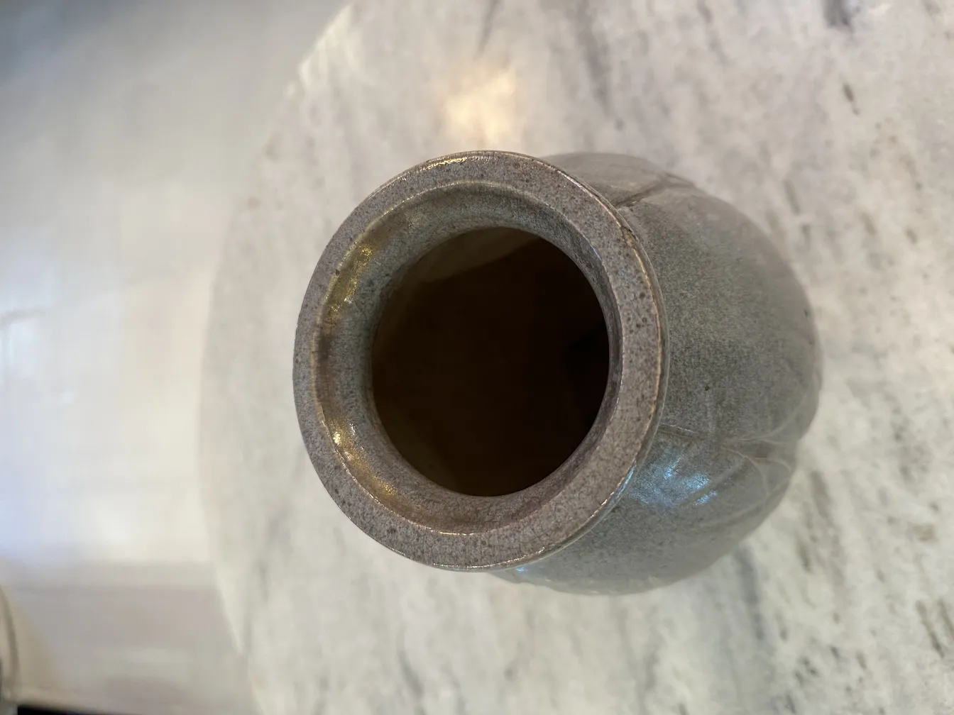 古董陶瓷花瓶，表面呈浅灰色