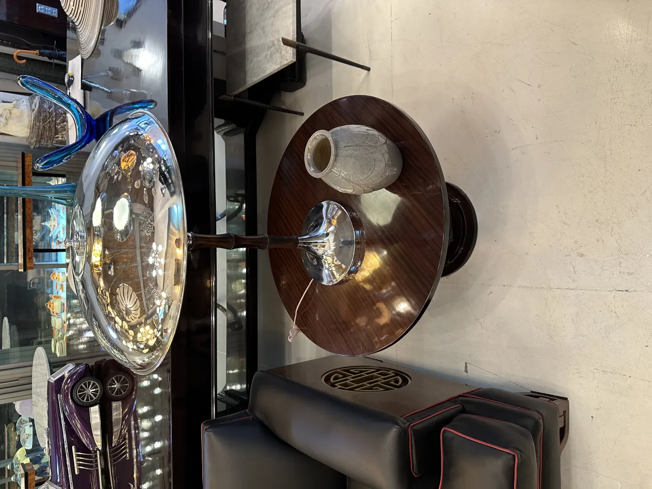 Antike dekorative Keramik mit elegantem Design auf dem Tisch