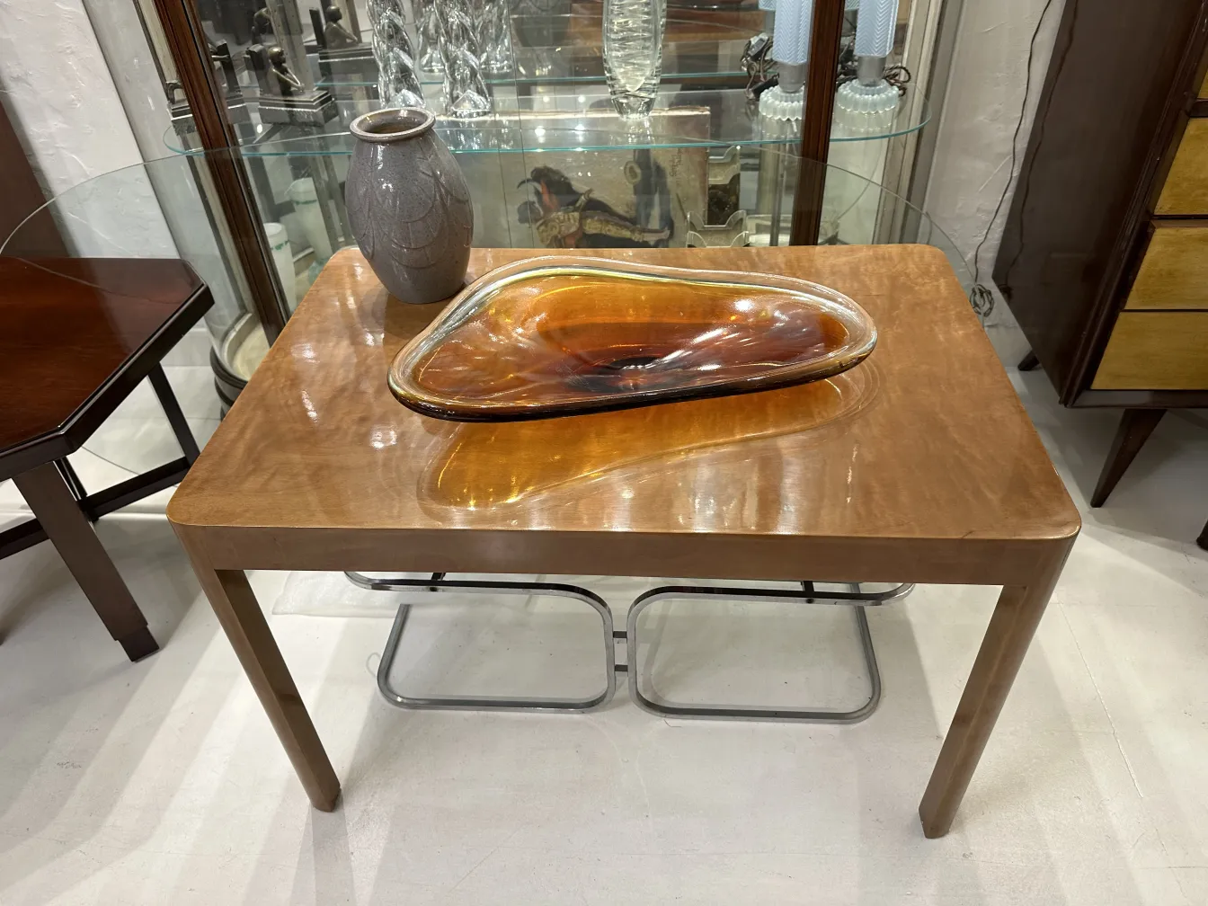 Vaso de cerâmica antiga decorativa em uma mesa elegante.