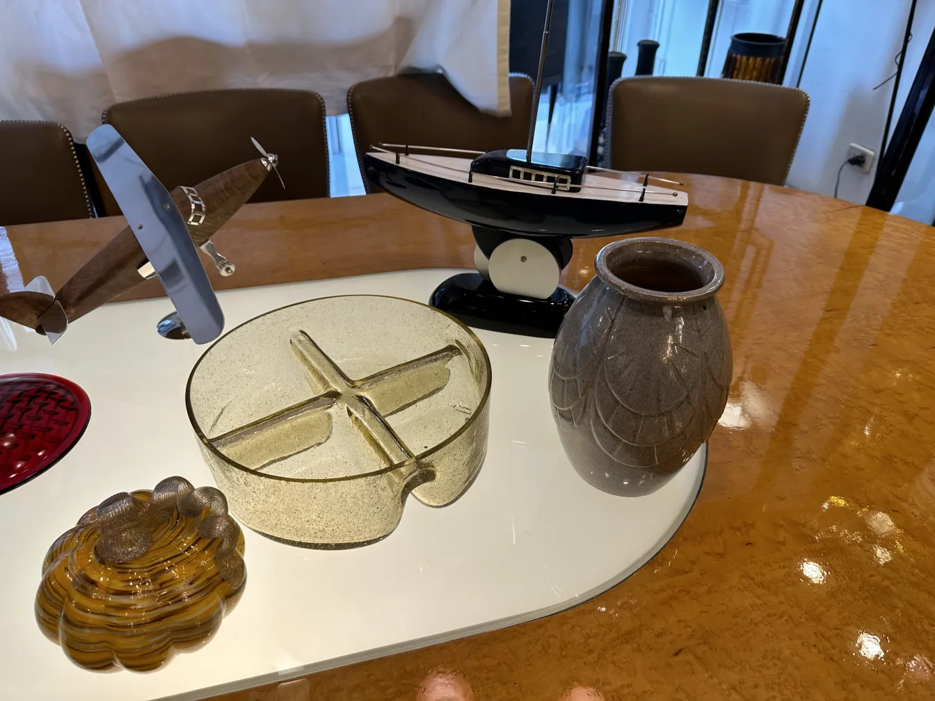 Vaso in ceramica antica con design elegante su un tavolo