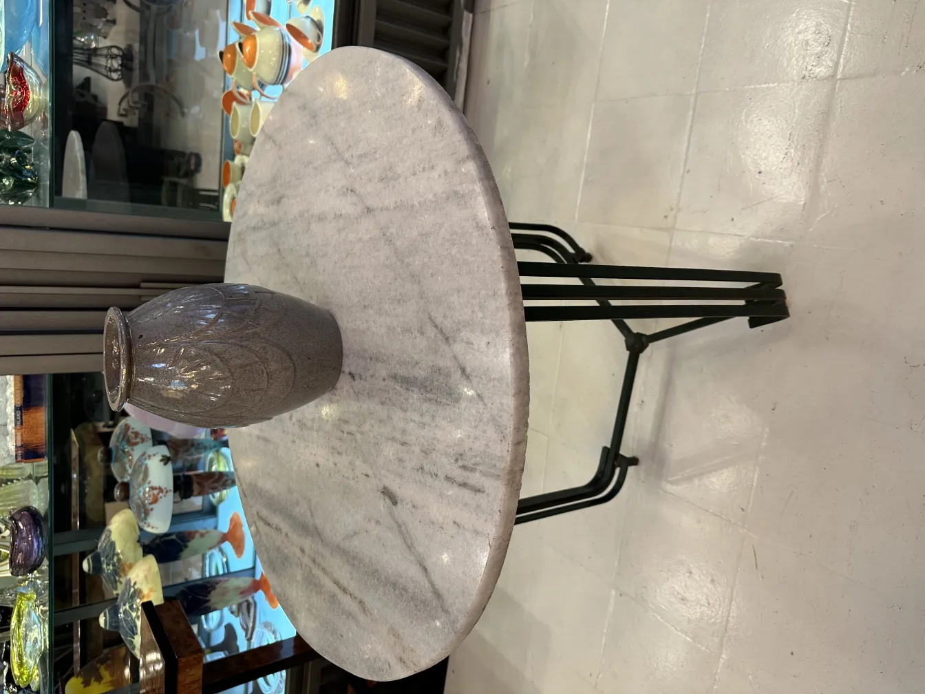 Céramique ancienne décorative sur une table blanche moderne.