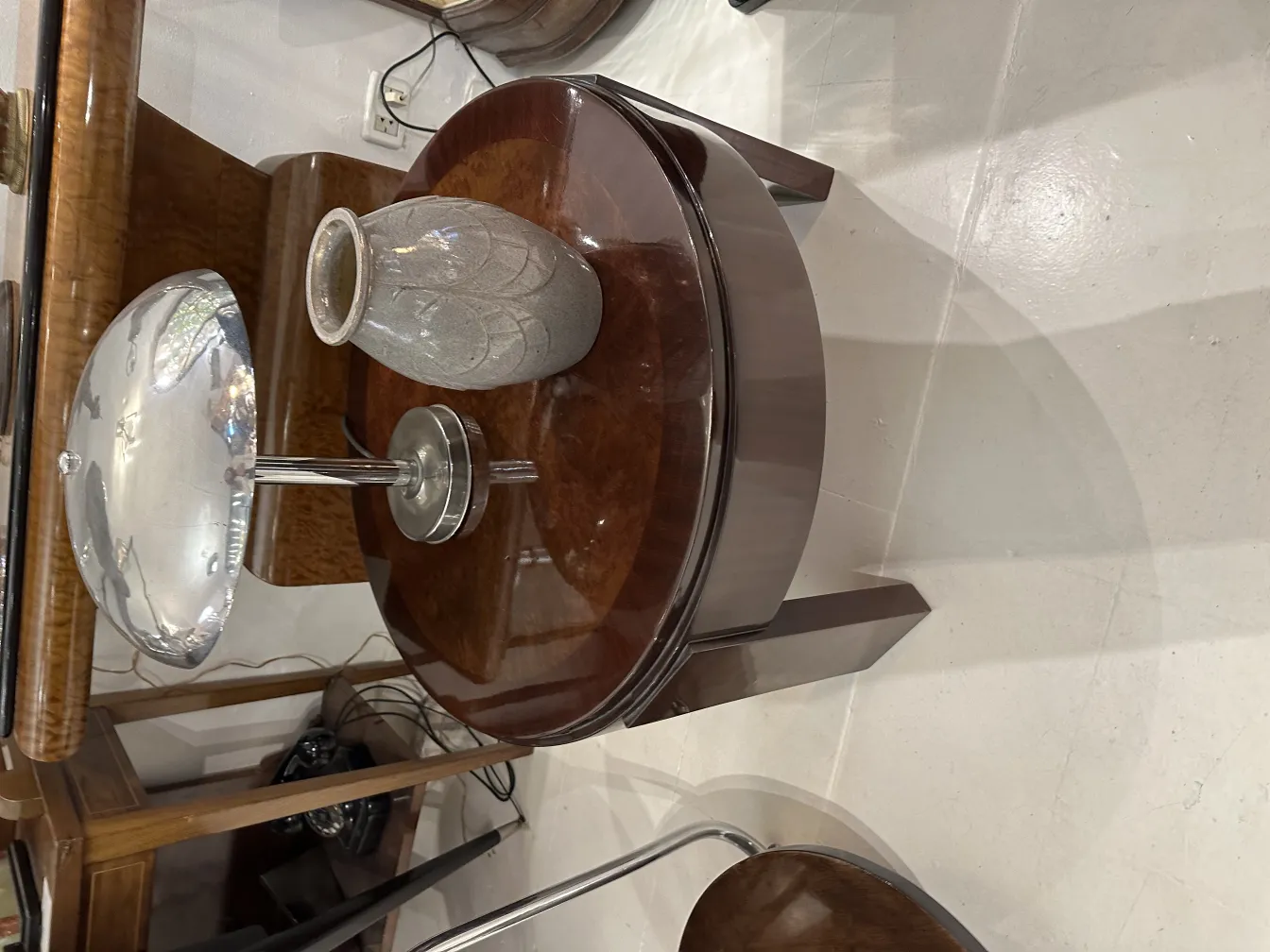 Antike Keramikvase auf einem eleganten Tisch