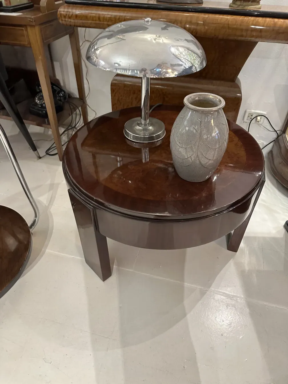 古いブルゲ陶器が装飾的なセットにある
