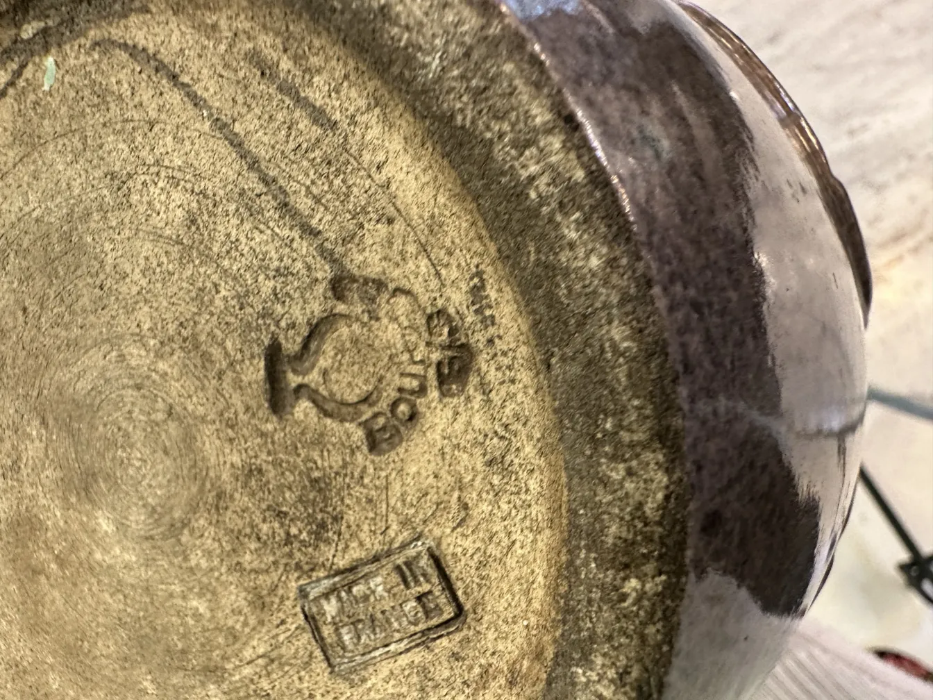 Vue du fond d'une céramique ancienne avec des inscriptions