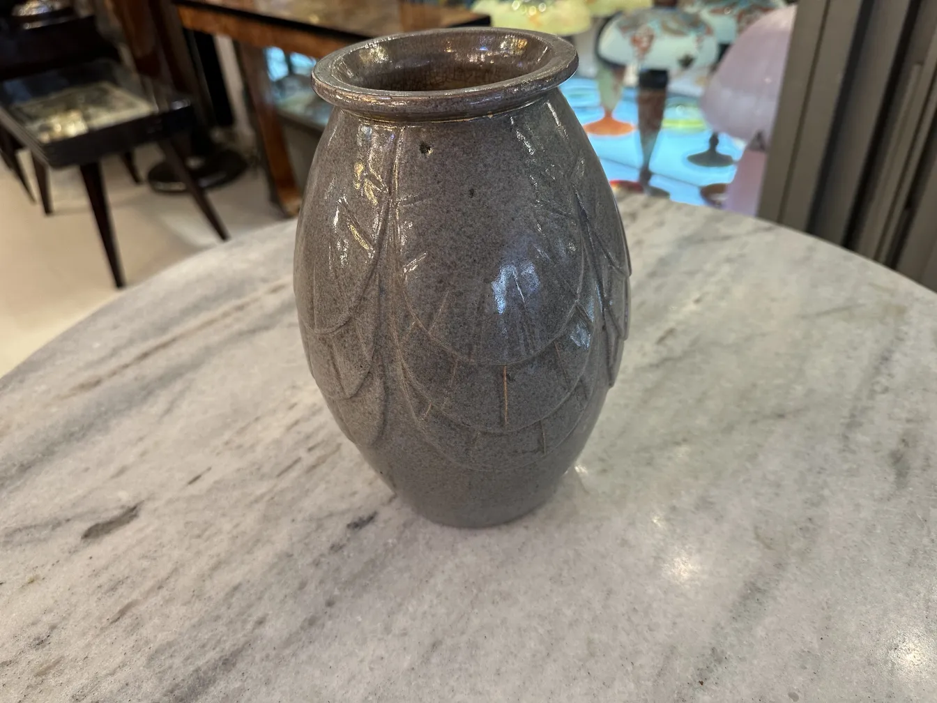 Vaso in ceramica antica con design in rilievo, grigio chiaro.