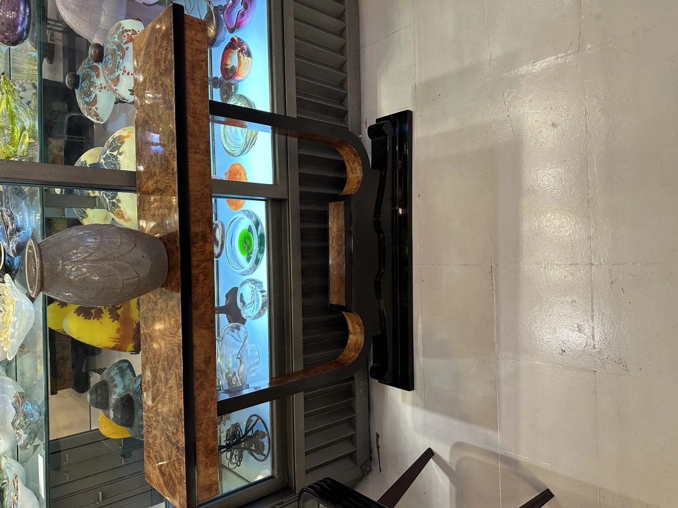 ディスプレイケースに他の装飾品と共に展示された古代陶器の花瓶