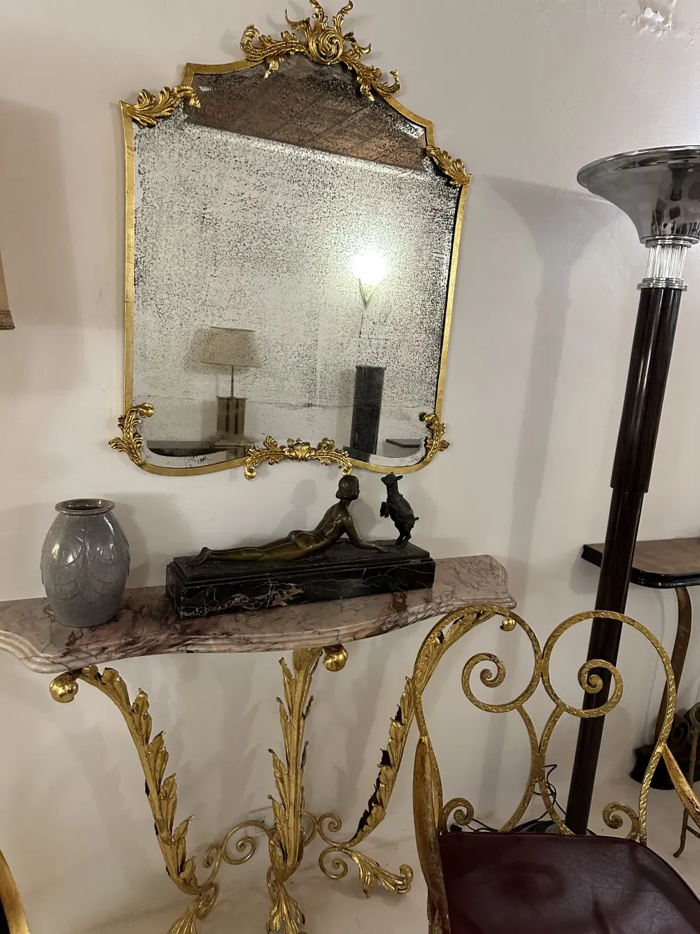 antike dekorative Keramik mit goldenen Details, Spiegel und Lampe
