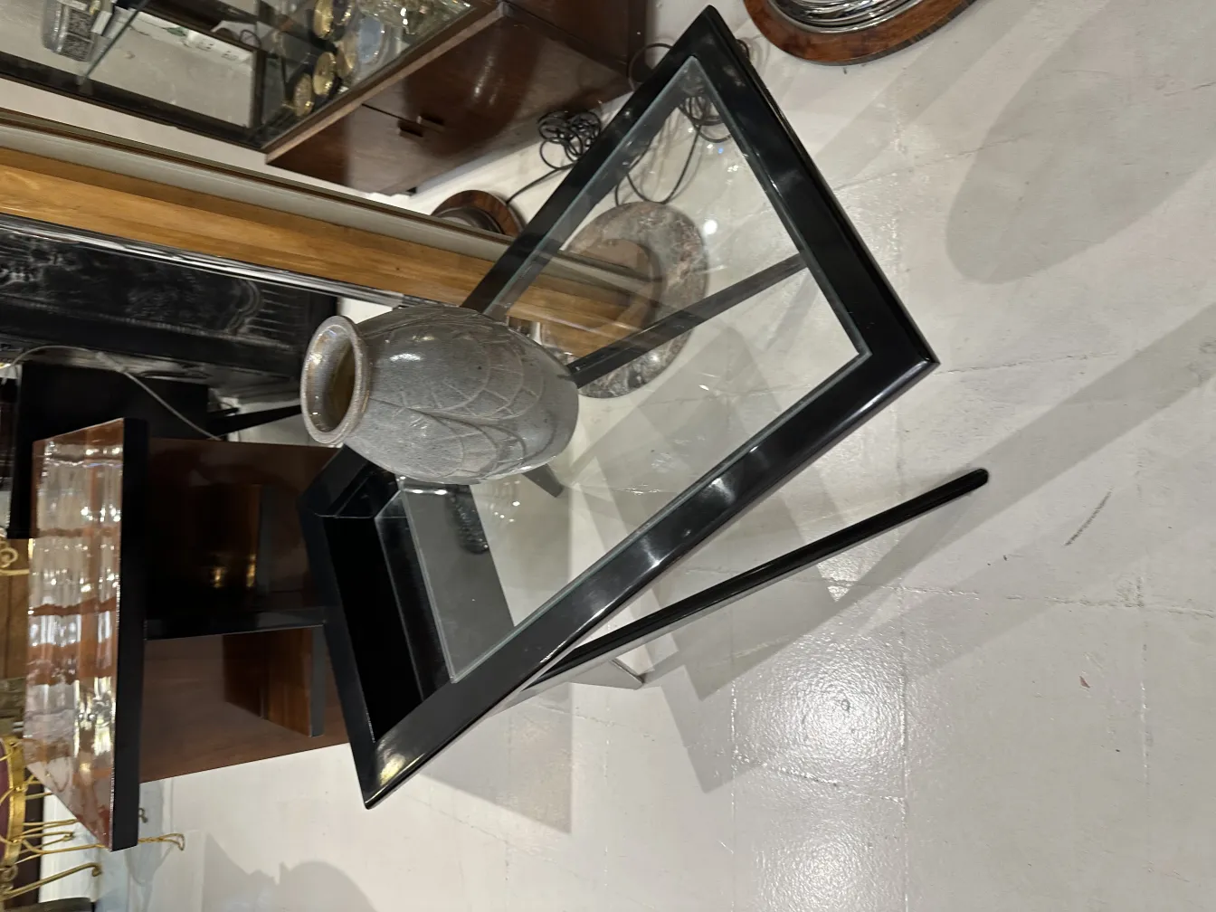 古典的な職人仕上げの陶器花瓶がテーブルに置かれています