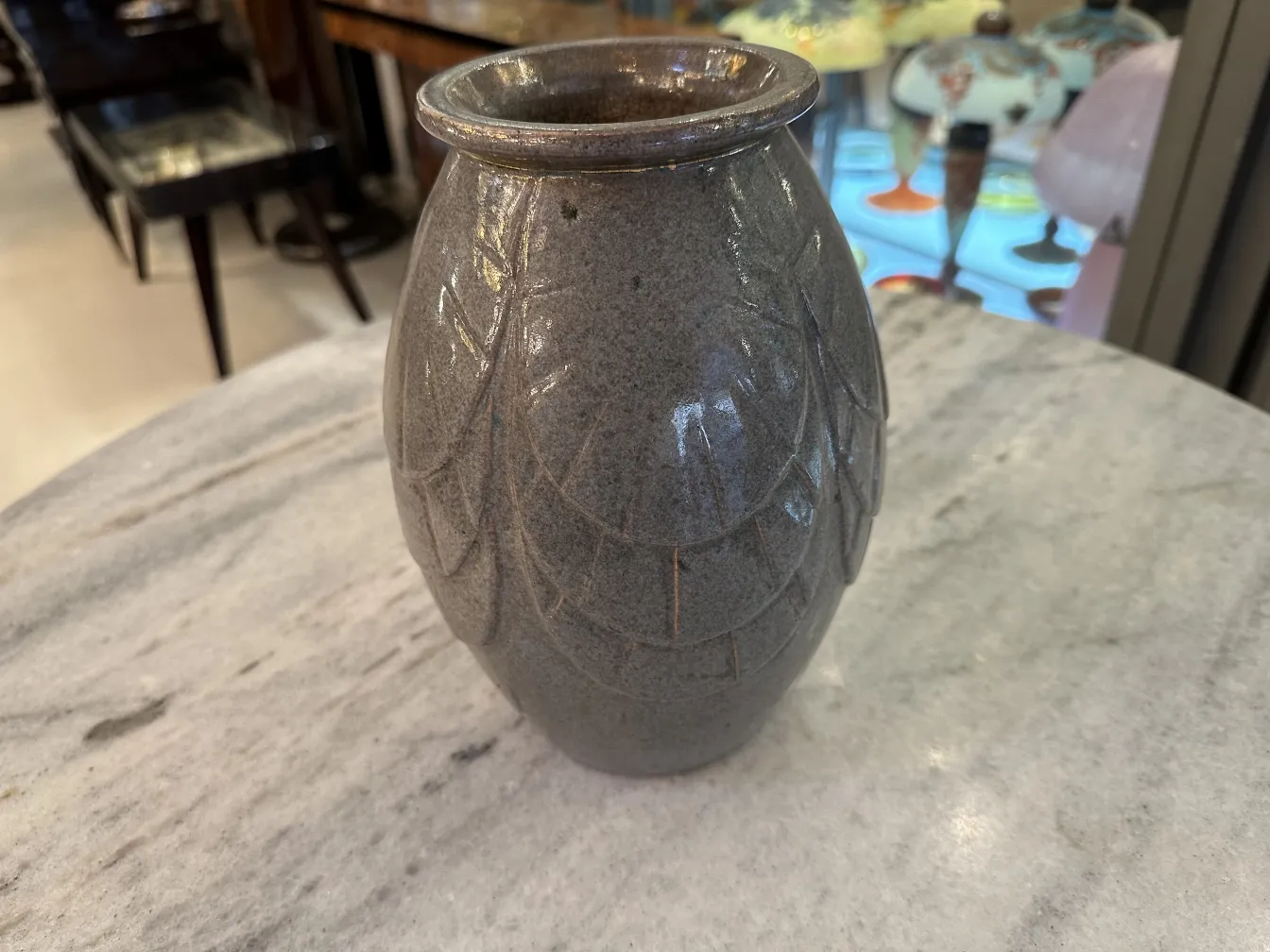 Vaso antigo de cerâmica com finos detalhes decorativos.