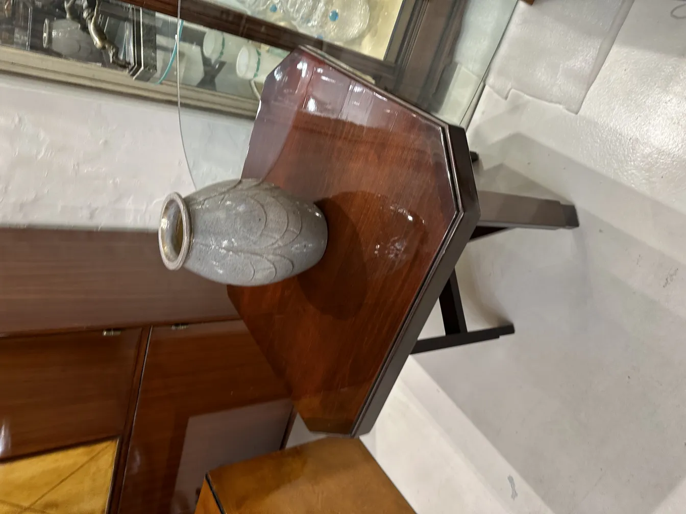 木のテーブルの上にある装飾的な古い陶器。