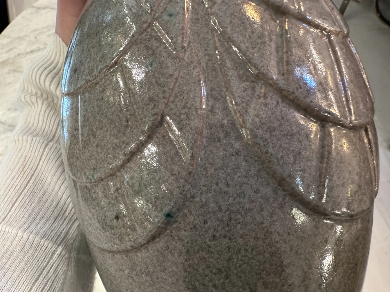 Jarrón de cerámica antigua con diseño de hojas en acabado brillante