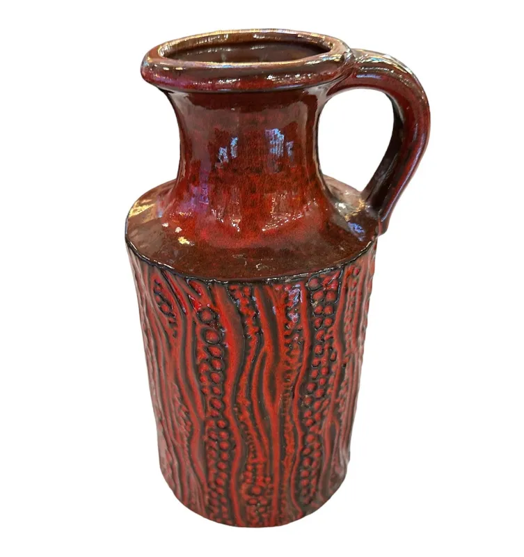 Giara in ceramica antica con superficie texturizzata rossa.