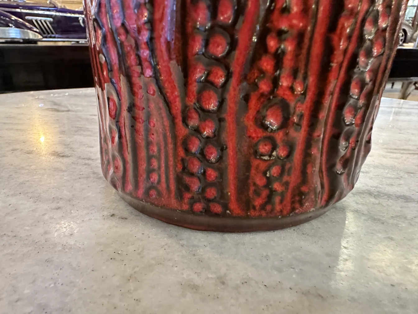 Ceramica rossa antica con texture unica su una superficie chiara