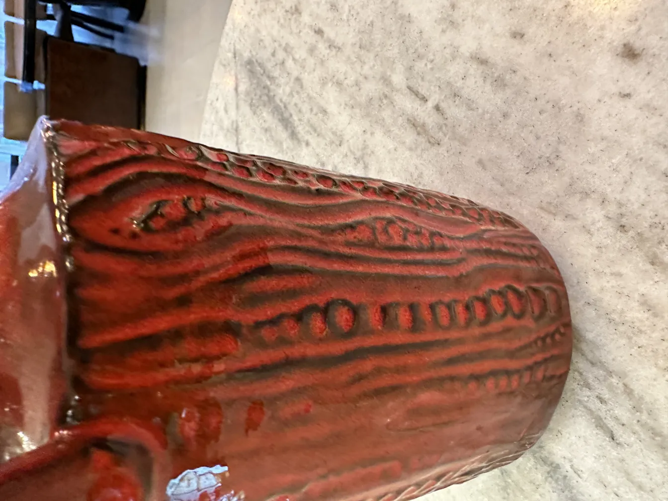 質感のある古い赤い陶器の壺