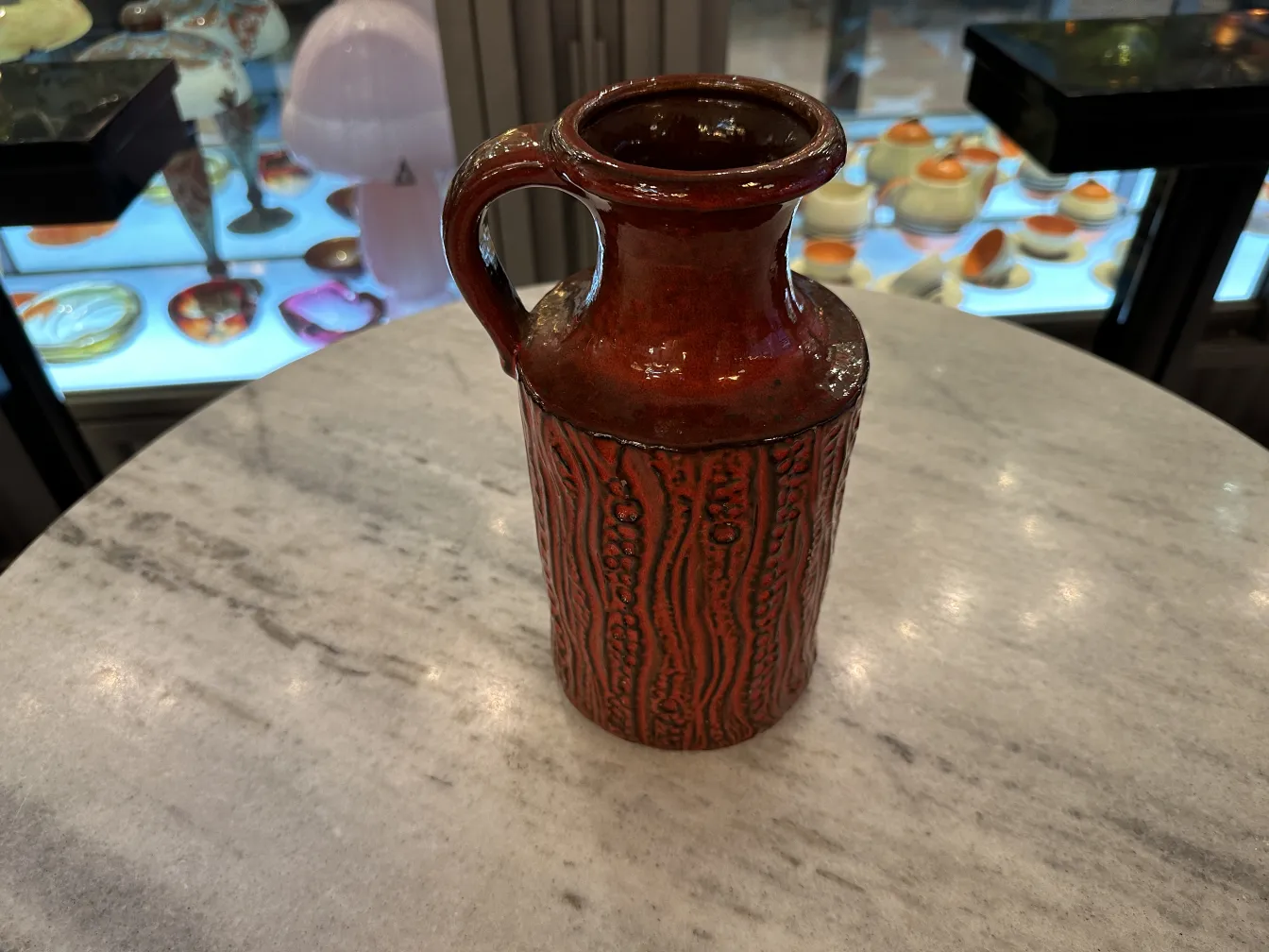 장식적인 빨간색 디자인의 고풍스러운 도자기 항아리