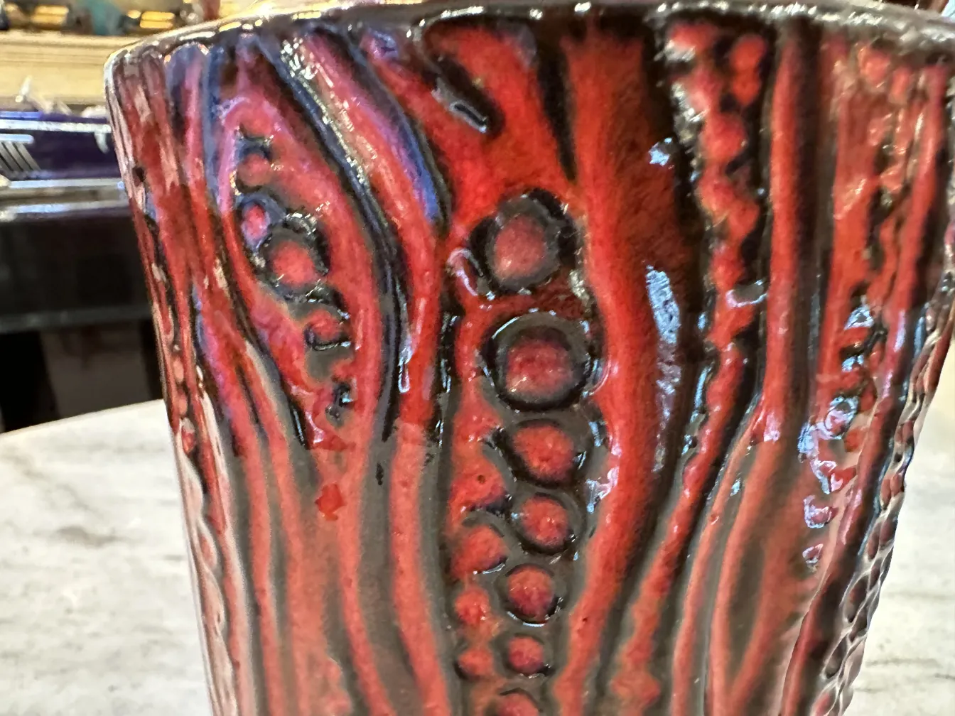 Vaso in ceramica antica con texture rossa e nera, decorativo