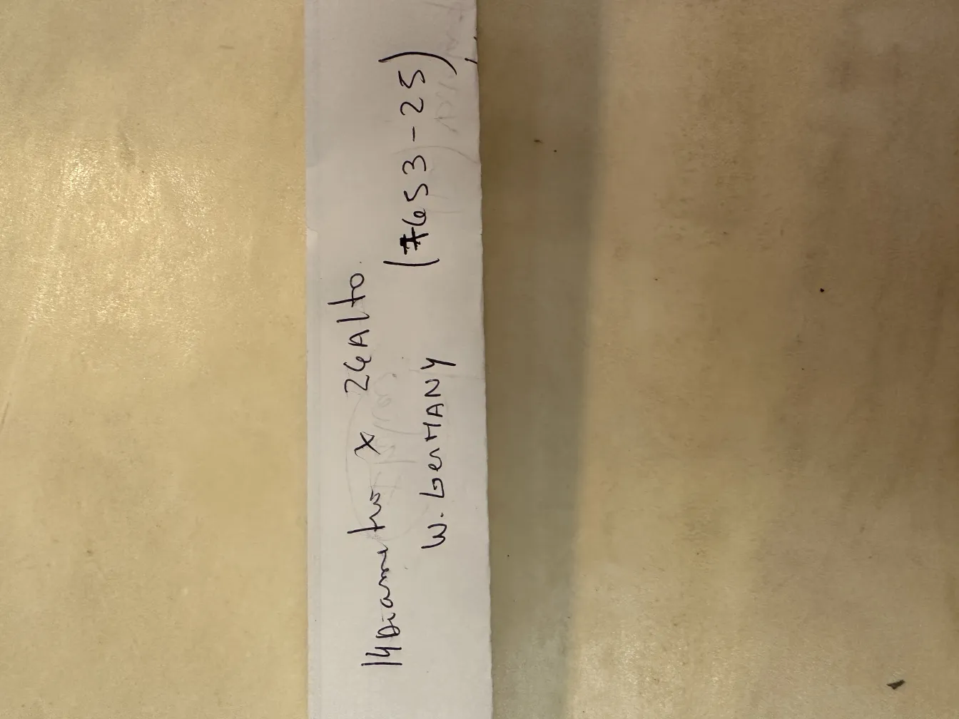 Antike handwerkliche Keramik mit einzigartigen Details in einer neutralen Umgebung.